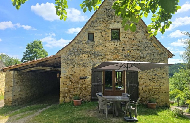Charming 2-Bed Cottage Near Sarlat with Fireplace, Garden & BBQ