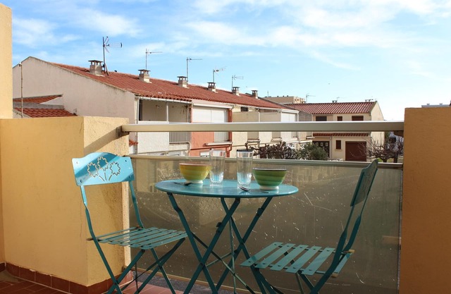 Charming 2-Room Apartment, 250m from Beach, Sunny Balconies, Private Parking