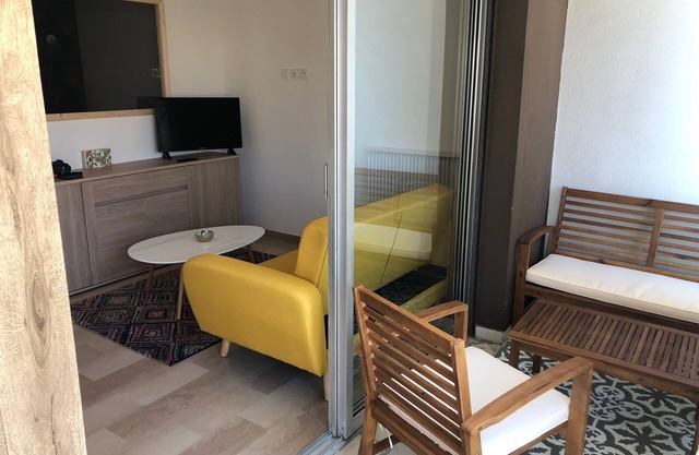 Charming 2-room renovated with large terrace open view in Cannes