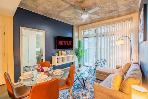 Charming 2BD - Central Downtown - Gym, Pool, Parking
