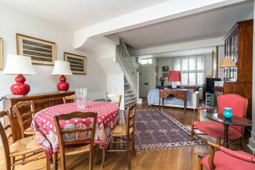 Charming 2BD House with Garden in Hammersmith