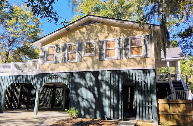 Charming 2BR/2BA home in quiet, wooded area of Edisto, 4 mi. to beach