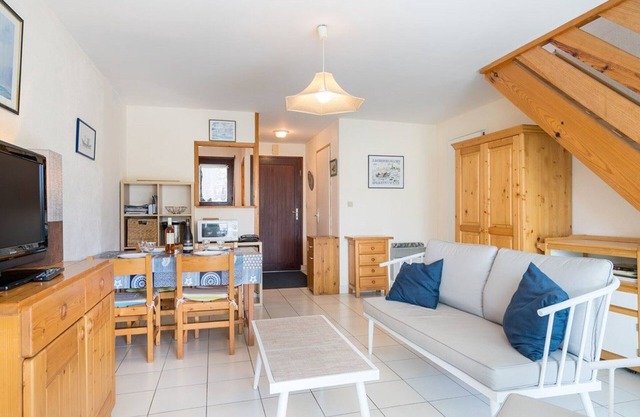 Charming 2BR House with Garden near Beach, Shops & Ferry in Locmariaquer