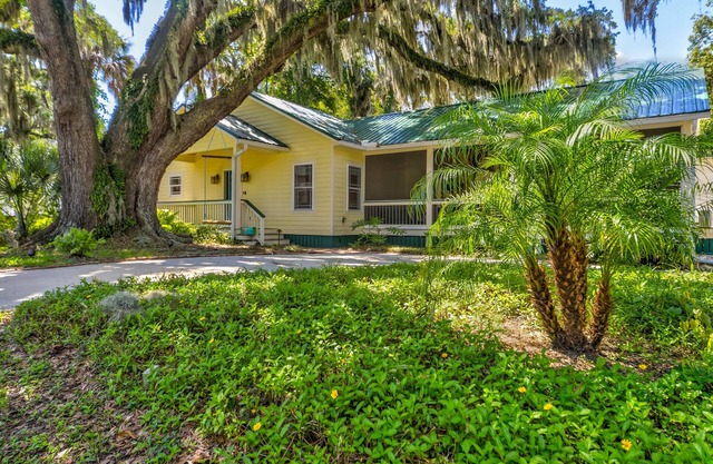 Charming 2BR Uptown Cottage - Artsy & Vibrant!
