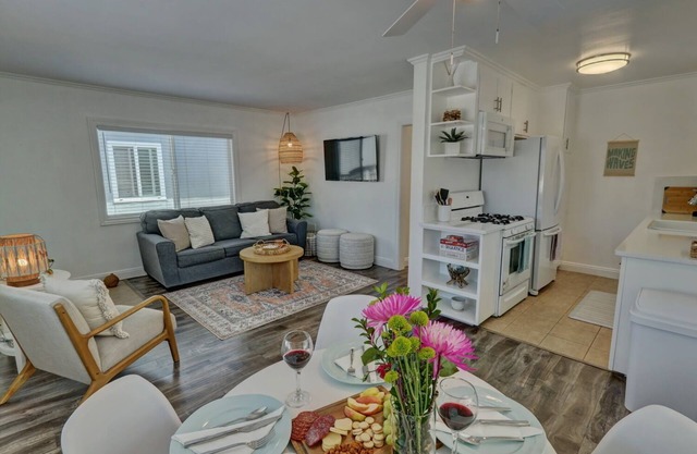 Charming 2BR w/Balcony, BBQ & Outdoor Dining