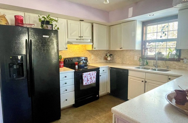Charming 3-bedroom townhome with WiFi, back deck and fire pit. Minutes from UVA