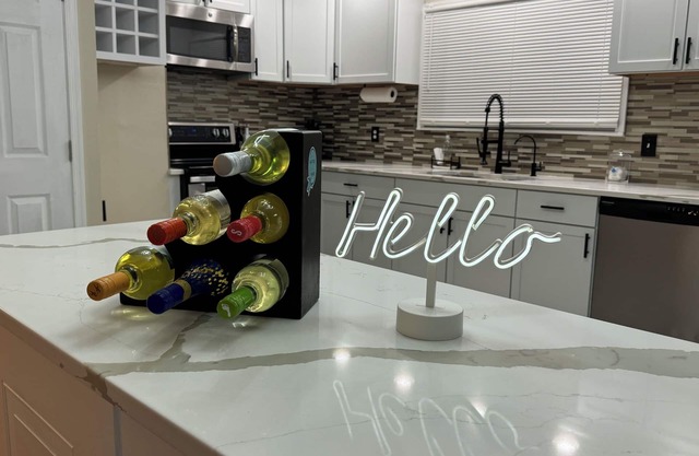 Charming 3-bedroom upstairs unit apartment with WiFi and AC in Virginia Beach!
