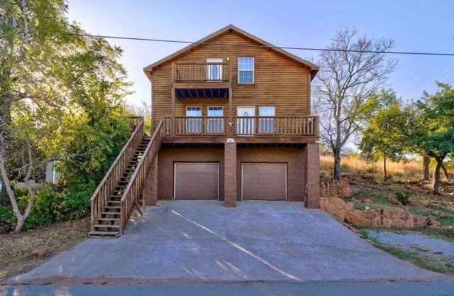 Charming 3-bedroom house in picturesque Medicine Park. Pet friendly.