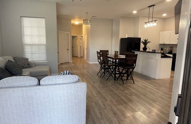 Charming 3-bedroom house in Oklahoma City with WiFi,AC. 5 miles from the airport