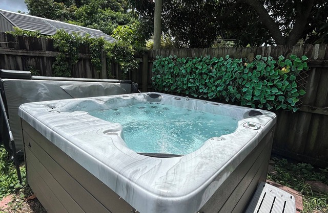 Charming 3-bedroom apartment in beautiful Hollywood with Hot Tub