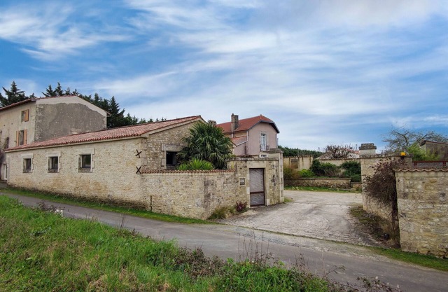 Charming 3-Bedroom Architect's Cottage with Private Garden and Parking in Pissotte