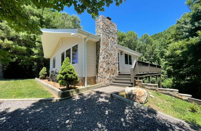 Charming 3-bedroom cottage in peaceful Fancy Gap with WiFi, AC