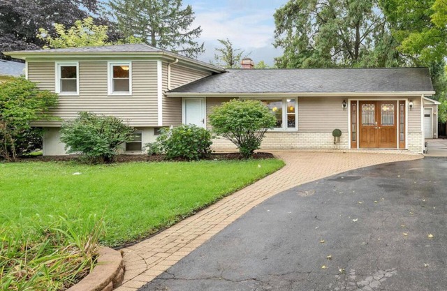 Charming 3-bedroom house with fence yard, WiFi, and in a great location.