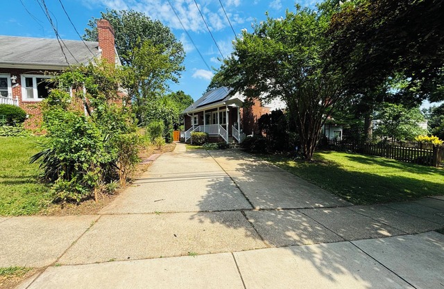 Charming 3-bedroom house in peaceful Kensington with parking near DC