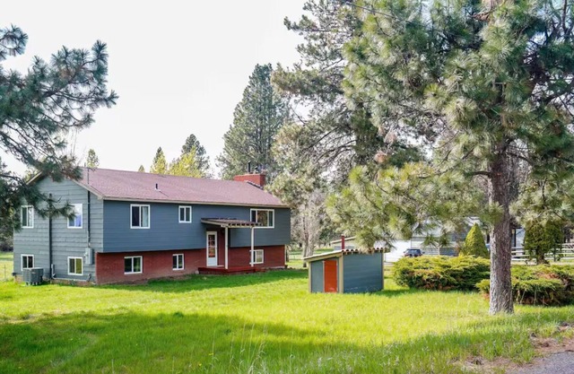 Charming 3-bedroom house with AC, WiFi in welcoming Chiloquin