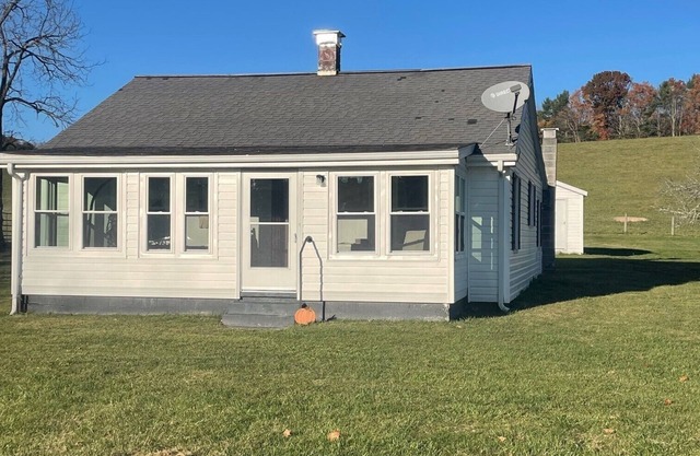 Charming 3-bedroom home in Bland close to I77, Appalachian Trail & National For
