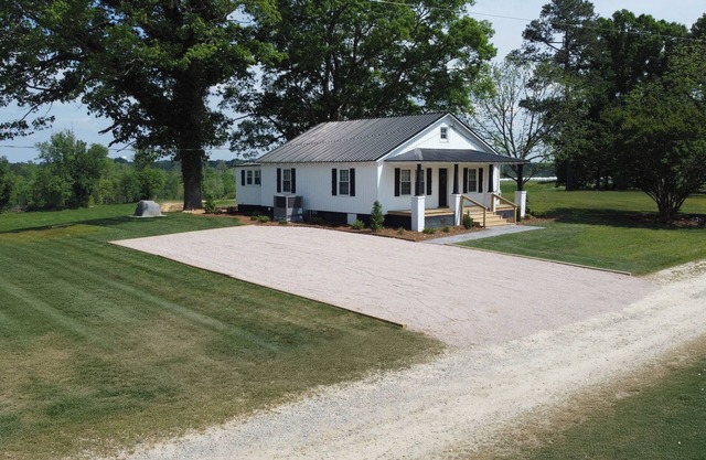 Charming 3-bedroom house in delightful Castalia with WiFi, AC