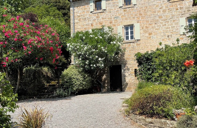 Charming 3 bedroom house, lovely garden, near river 3km