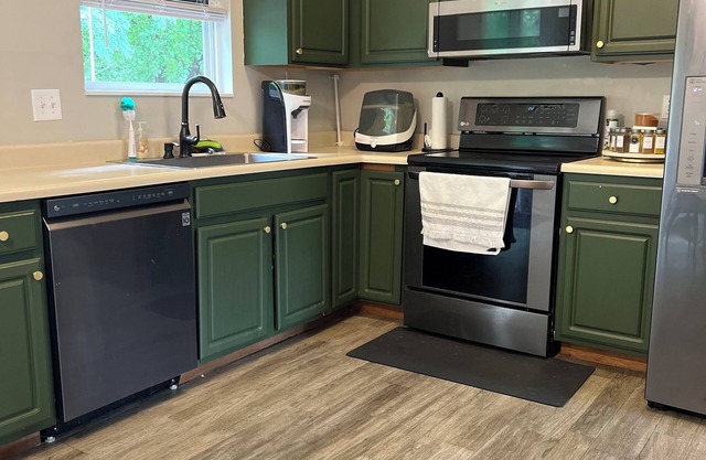 Charming 3-bedroom house w/deck in awesome Elsmere