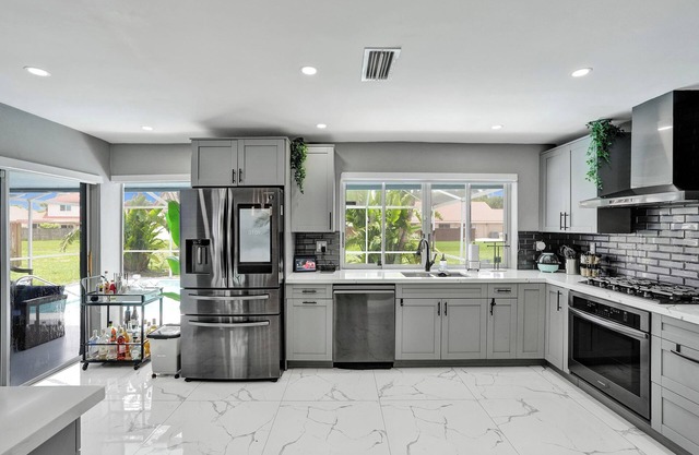 Charming 3-bedroom house in Sunrise with a pool for you family.