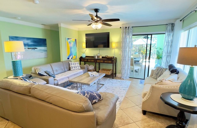 Charming 3-bedroom house with WiFi, AC in superb Naples