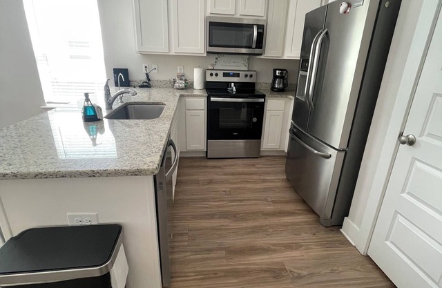 Charming 3-bedroom townhome with WiFi and AC near I-10