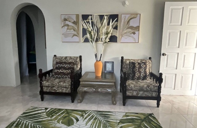 Charming 3-bedroom villa with WiFi and AC in Ocho Rios