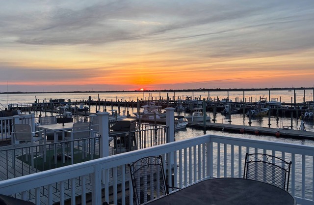 Charming 3-bedroom waterfront house with WiFi and AC in charming Highlands