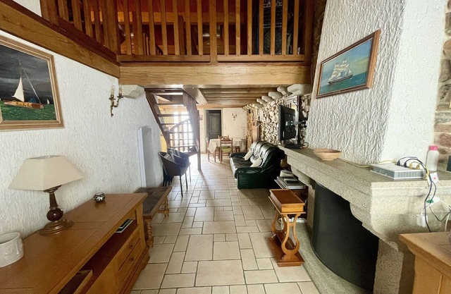 Charming 3-Bed Townhouse with Courtyard, Garage, and WiFi, 300m from Beach in Les Sables-d'Olonne