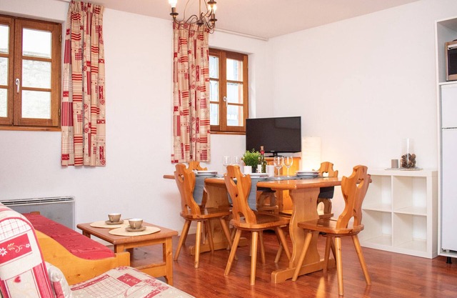 Charming 3-Room Apartment for 8 with Pool Access in Vignec, Near Saint-Lary-Soulan