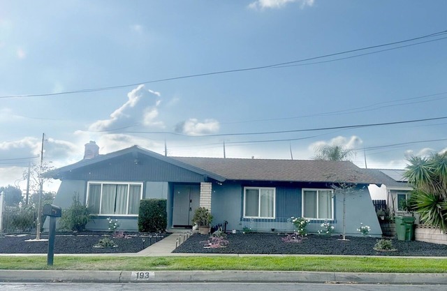 Charming 3bedrms Upland house WiFi & AC Laundry PetFriendly near Ontario Airport