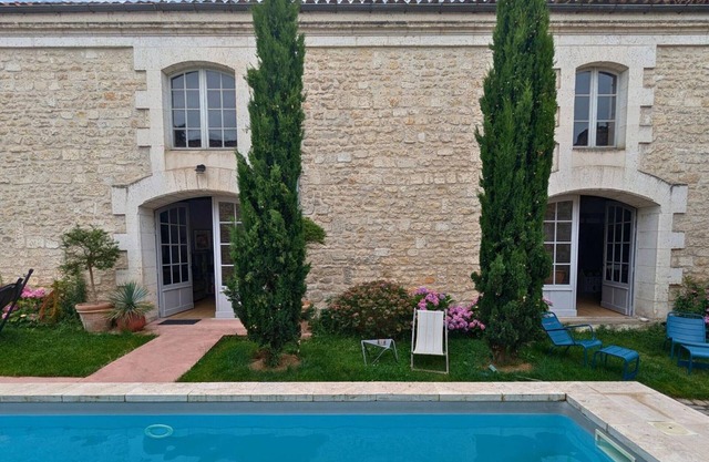 Charming 3BR Retreat with Pool, Garden, Games, and Nearby Bistro in Angoulême