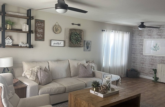 Charming 4-bedroom house with WiFi and AC in Litchfield Park