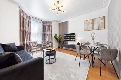 Charming 4-Bedroom Relocations, Elev8 Stays