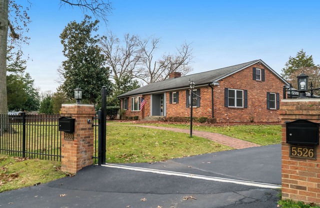 Charming 4-bedroom house with WiFi and AC in enjoyable Alexandria