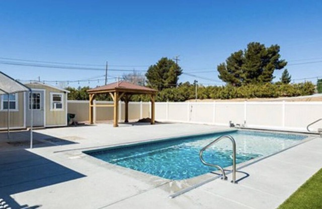 Charming 4-bedroom house with AC and WiFi in Hesperia w/Beautiful pool