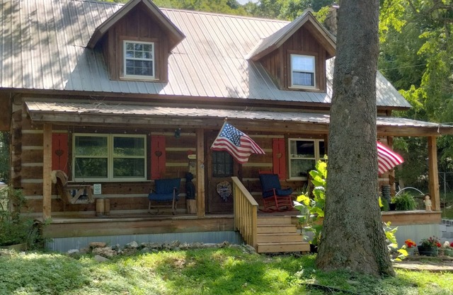 Charming 4-bedroom log cabin in Linn Creek with WiFi and AC hot tub. Secluded,