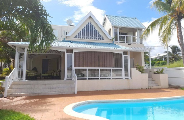 Charming 4 rooms villa with swimming pool near the beach