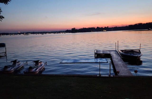 Charming 5-bedroom cottage with WiFi, AC in terrific North Webster. Large deck