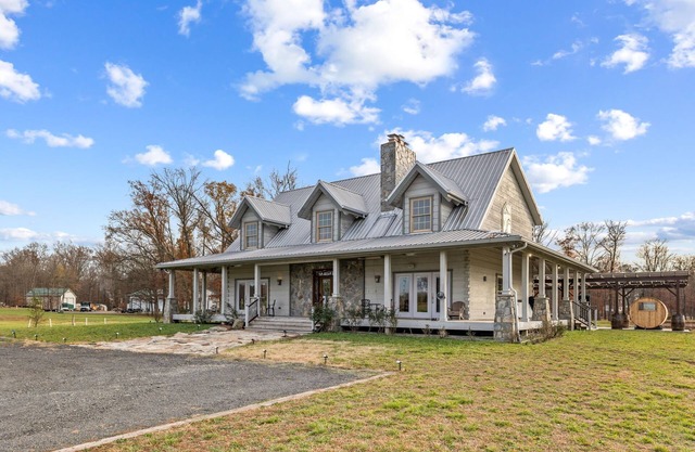 Charming 5-bedroom farmhouse in delightful Leesburg, sauna, jacuzzi, fire pit.