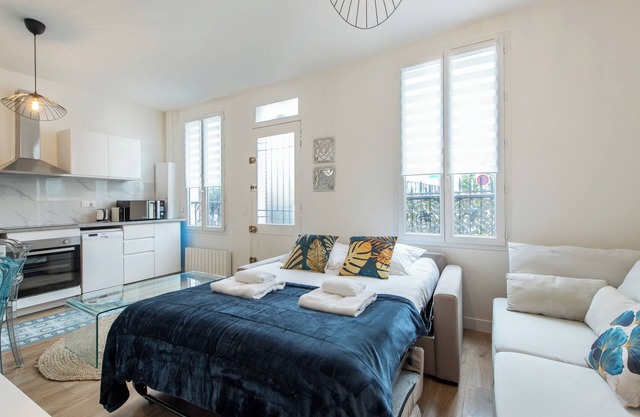 Charming and bright 2-bedroom apartment very close to Paris with metro nearby