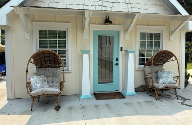 Charming ADA Compliant 1-bedroom cottage in Historical Beaufort, SC.