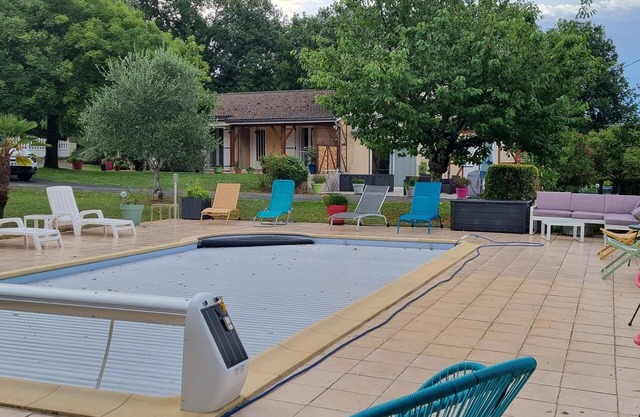 Charming air-conditioned 6/8 sleeper house with pool, in Lunan