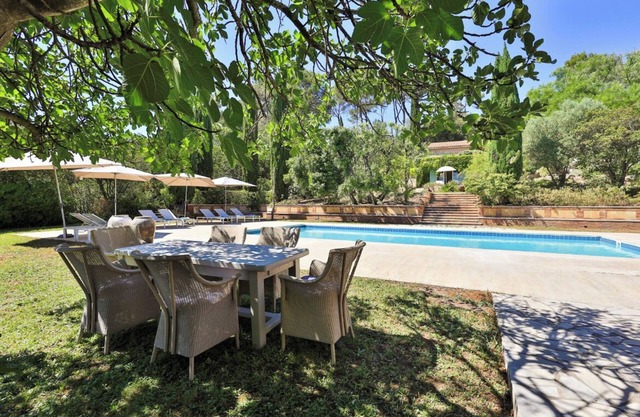 Charming and cozy detached house (Cottage) with shared large pool