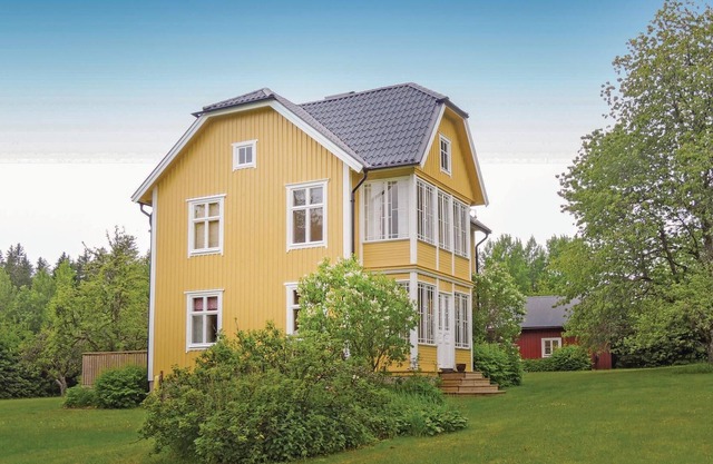 Charming and spacious cottage in beautiful location on the shore of the fish-rich lake Vallsjön in S