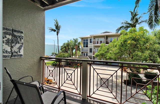 Charming Anna Maria Island Condo - Short Walk To The Beach - Shell Yeah