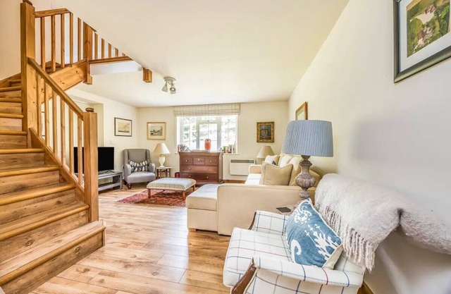 Charming Annexe Lodge with Parking | Pass The Keys