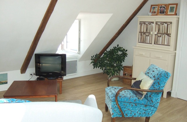 Charming apartment F2, full center, 200m from the beach, free parking prox