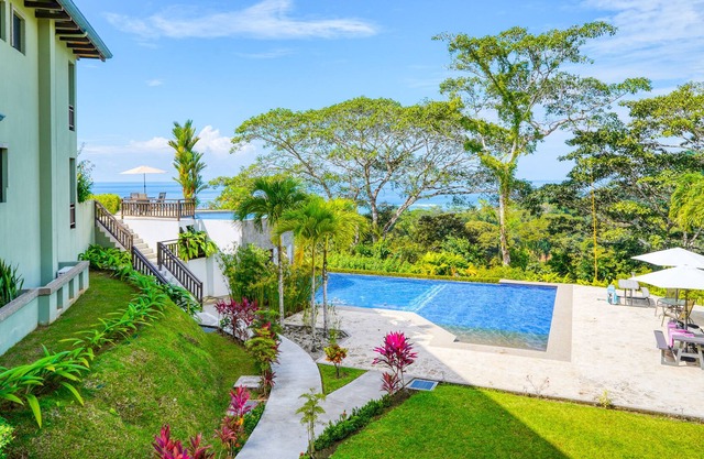 Charming apartment near the ocean with pool, lanai, balcony, & washer/dryer