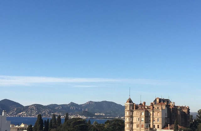 Charming apartment with sea views in Cannes, high lift floor, centrally located